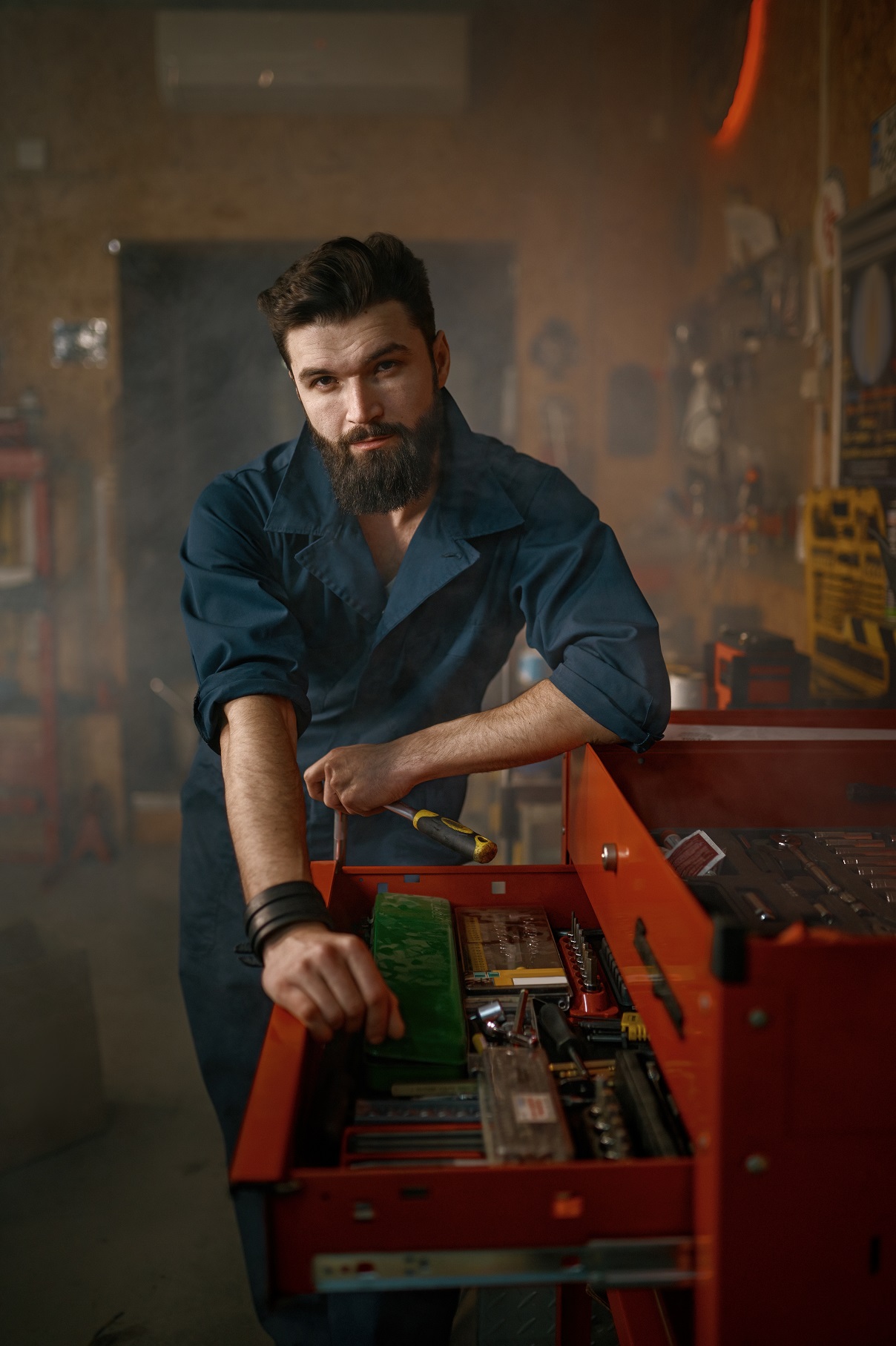 workshop man worker looking for special tools for wgrsk5k.jpg